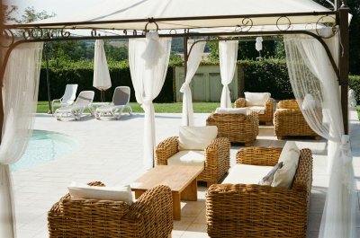 Ronde vormen en aardetinten veroveren je tuinmeubelen